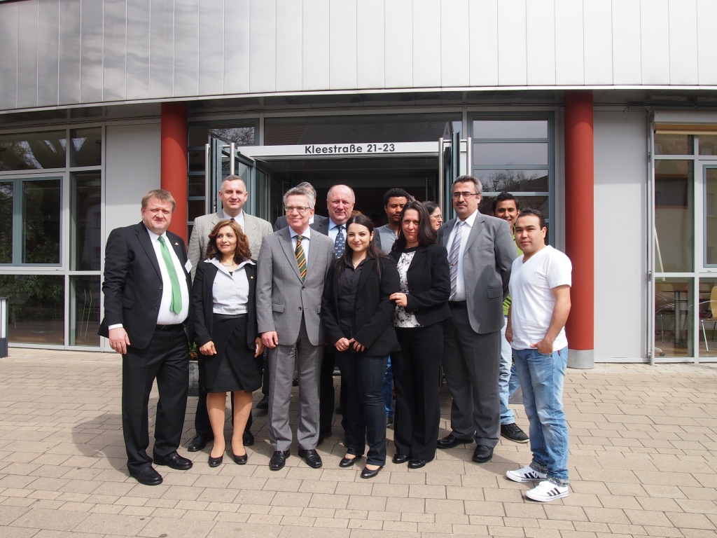 Gruppenfoto mit Projektverantwortlichen und jungen Flüchtlingen