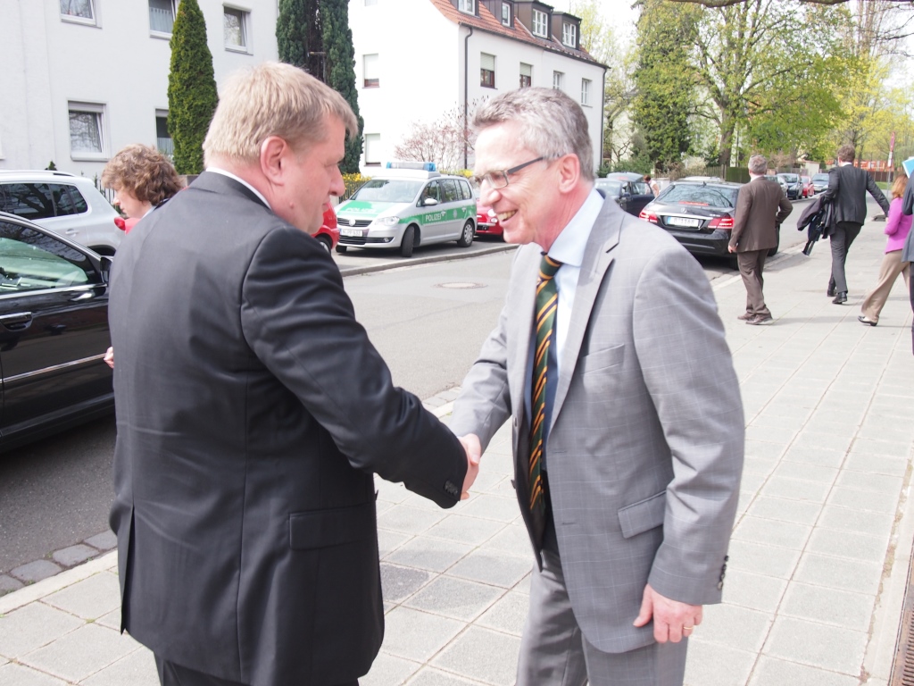 COO Rainer Aliochin und Bundesinnenminister Dr. Thomas de Maizière