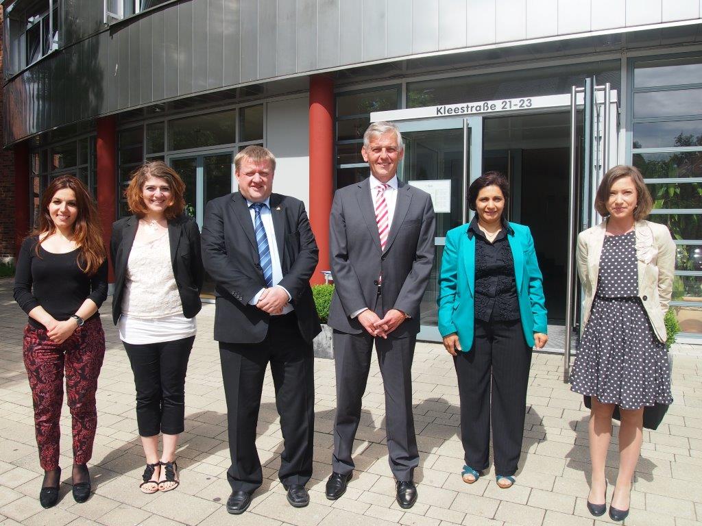 Von Links nach rechts: Elif Ersin (Migranet-Mentoring- Programm), Susanne Petricica (Projekt Bleib), COO Rainer Aliochin, Präsident Dr. Manfred Schmidt, Mona El-Faourie (Projekt Bleib), Anke Eckardt (Büro des Präsidenten) 