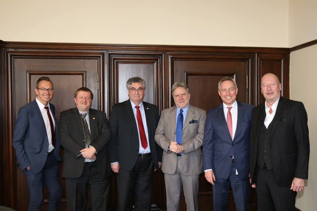 Foto: Fuchs/IHK Nürnberg - (v.l.n.r.) Stefan Kastner (Leiter Fachbereich Berufsausbildung IHK N), Rainer Aliochin (COO AAU e.V.), Udo Göttemann (Leiter Geschäftsbereich Berufsbildung IHK N), Minister Giorgos Katrougalos, Markus Lötzsch (Hauptgeschäftsführer IHK N), Thomas Händel (Mitglied des Europäischen Parlaments) 