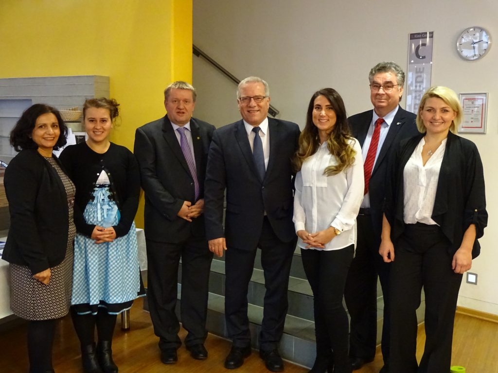 (vlnr.) Mona El-Faourie, Projektleiterin BLEIB in Nürnberg, Venus Kütük, Projektleiterin MyWay in Germany, Rainer Aliochin, COO AAU e.V., Johannes Hintersberger MdL CSU - Staatssekretär im Bayerischen Staatsministerium für Arbeit und Soziales, Familie und Integration, Manuela Demirdag, Projektleiterin KAUSA Servicestelle – Region Nürnberg, Udo Göttemann, Leiter Geschäftsbereich Berufsbildung der IHK Nürnberg und Margarita Schmidt, Vice COO AAU e.V.