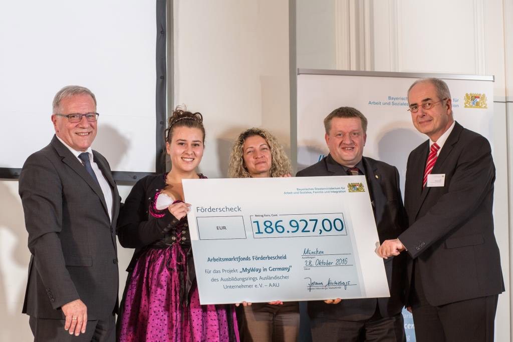 vlnr. Johannes Hintersberger, MdL CSU - Staatssekretär im Bayerischen Staatsministerium für Arbeit und Soziales, Familie und Integration, Venus Kütük, Projektleiterin MyWay in Germany, Anastasiya Voloshyna, Projektmitarbeiterin MyWay in Germany, Rainer Aliochin, COO AAU e.V., Dr. Thomas Bauer, Regierungspräsident Mittelfranken (Bild: sho fotografie, Crailsheim)