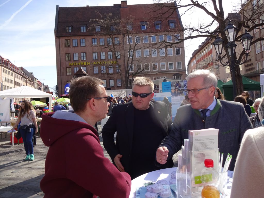 Im Gespräch: Stephan Schiele, Leiter IQ-Netzwerk Bayern Migranet; Rainer Aliochin, COO AAU e.V., Johannes Hintersberger, Staatssekretär im Bayerischen Staatsministerium für Arbeit und Soziales, Familie und Integration