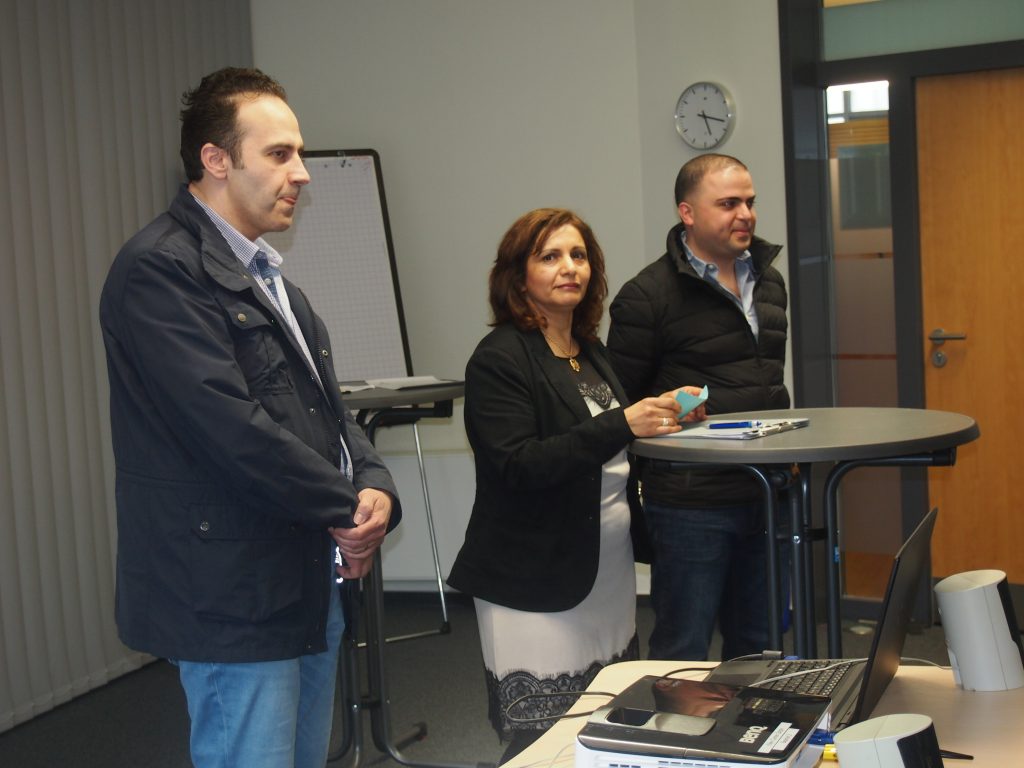 Samer al-Halak (Halak GmbH Nürnberg) und Ahmad Tiba (bald Friseursalon in Nürnberg) berichteten aus erster Hand über Herausforderungen und Erfolge bei ihren Existenzgründungen. In der Mitte „Chefübersetzerin“ Mona El-Faourie. 