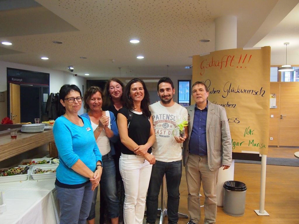 (v.l.n.r.) Christine Gräff (IHK Nürnberg für Mittelfranken), Karin Topper, Anette Scholz und Ilonka Brill (AAU-MobiPro-Team), Rubén Rodriguez (frisch gebackener Fachinformatiker), Norbert Trenkle (AAU-MobiPro-Team)