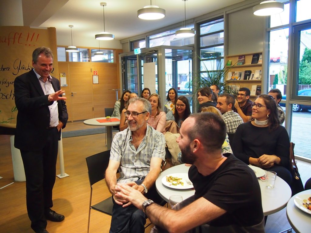 Horst Murr (Stellv. Leiter der Berufschule 3, Nürnberg) gratuliert den Absolventinnen und Absolventen